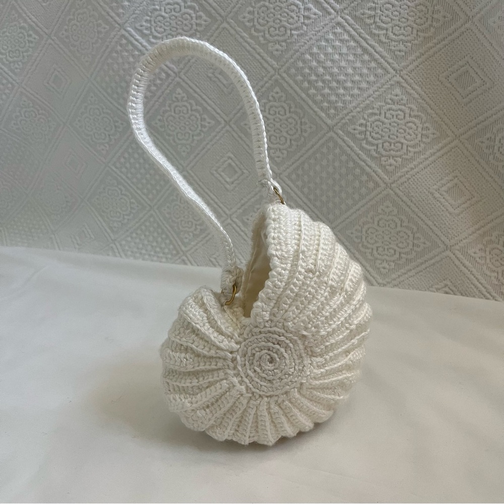 Small White Shell-Shaped Bag - Picture 5 of 5